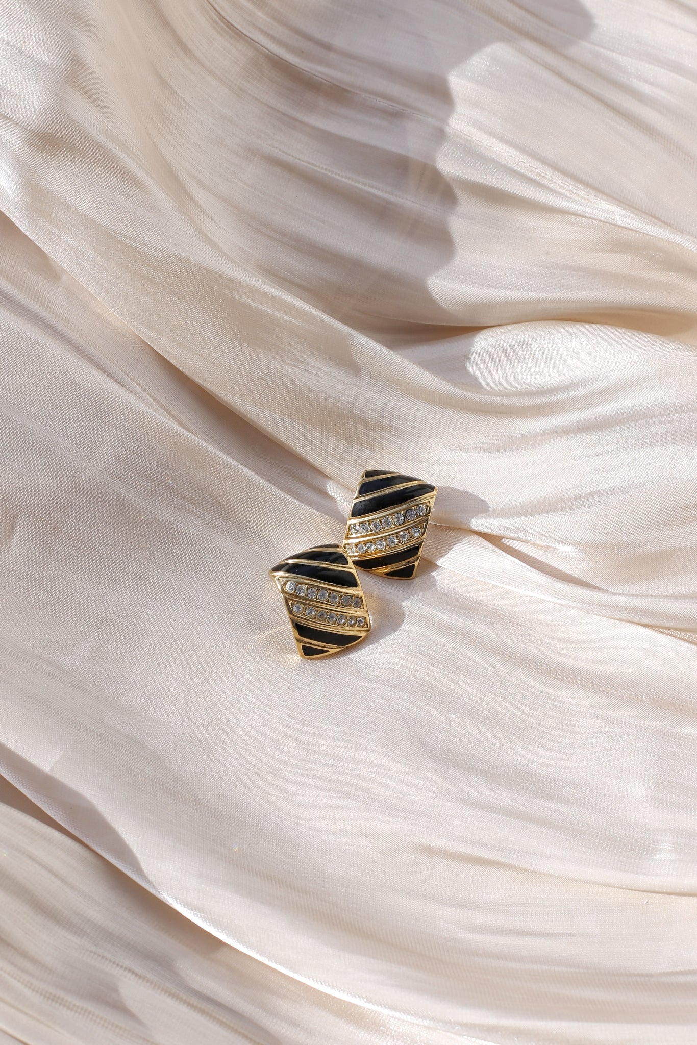 Cosima Vintage Clip-Ohrringe mit schwarzem Emaille-Pavé