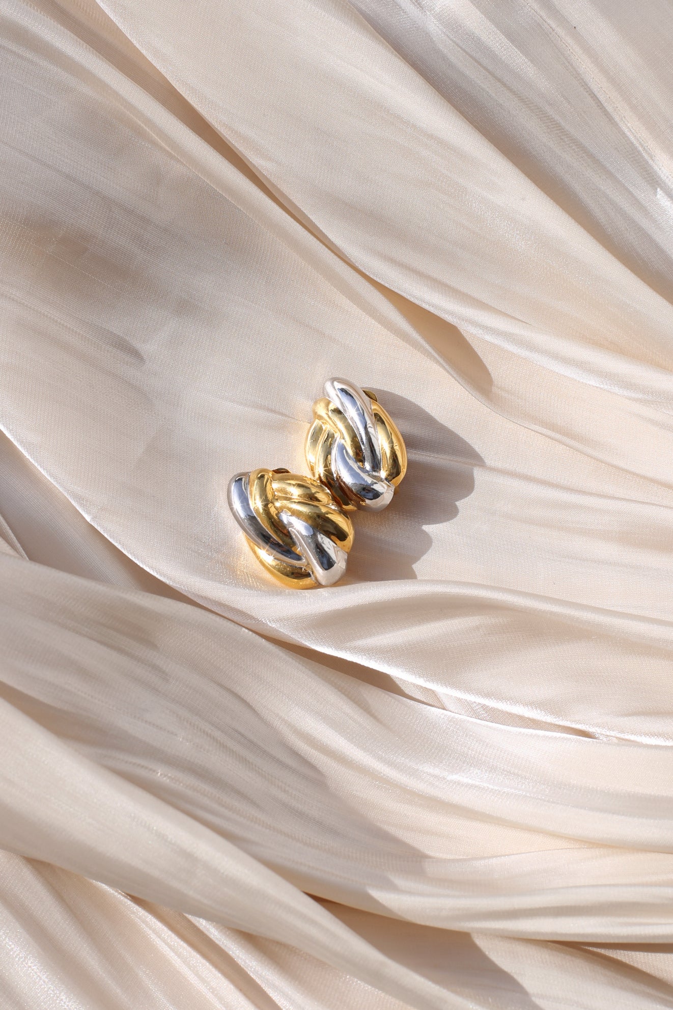 Flora Vintage zweifarbige Knoten-Clip-Ohrringe